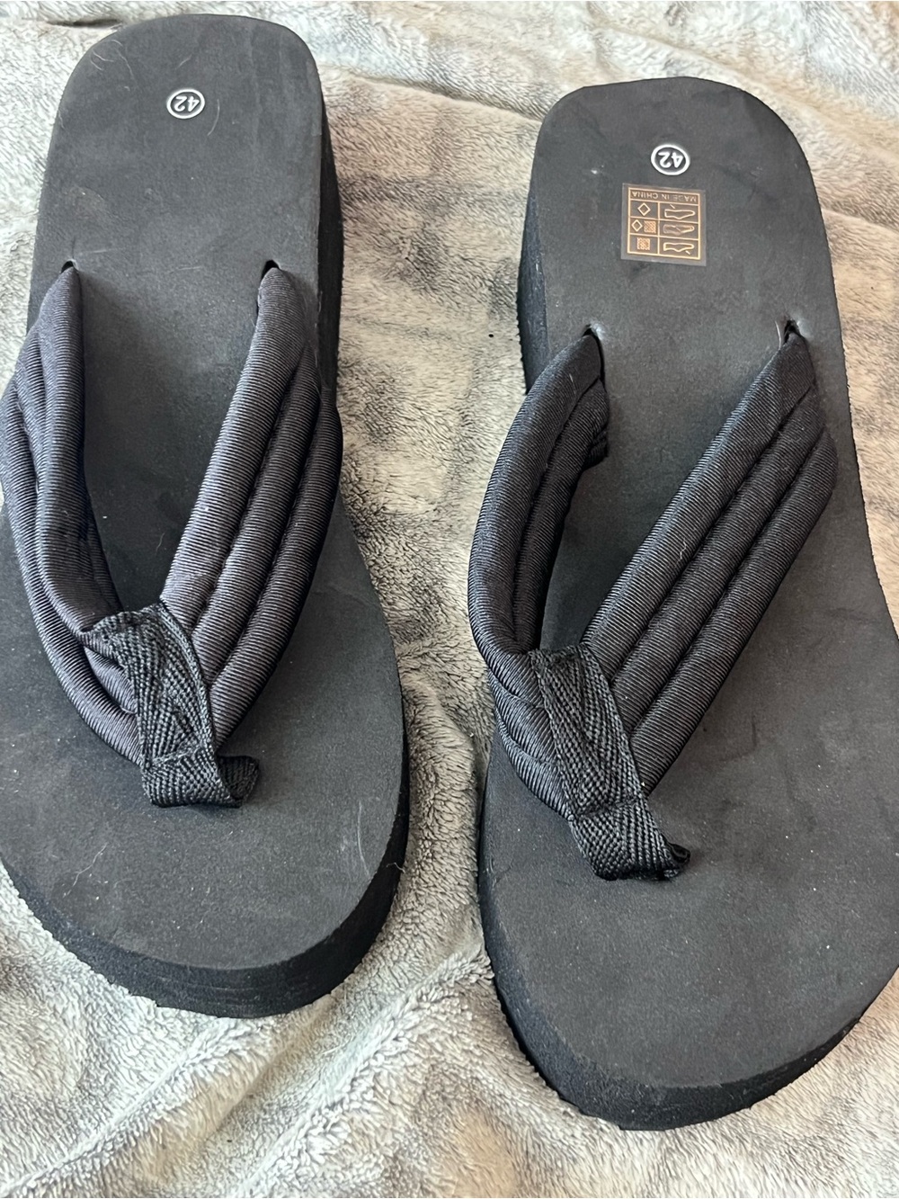 Women’s Black Thong Sandals Quilted Accents Cushioned Slip On EU Size 11